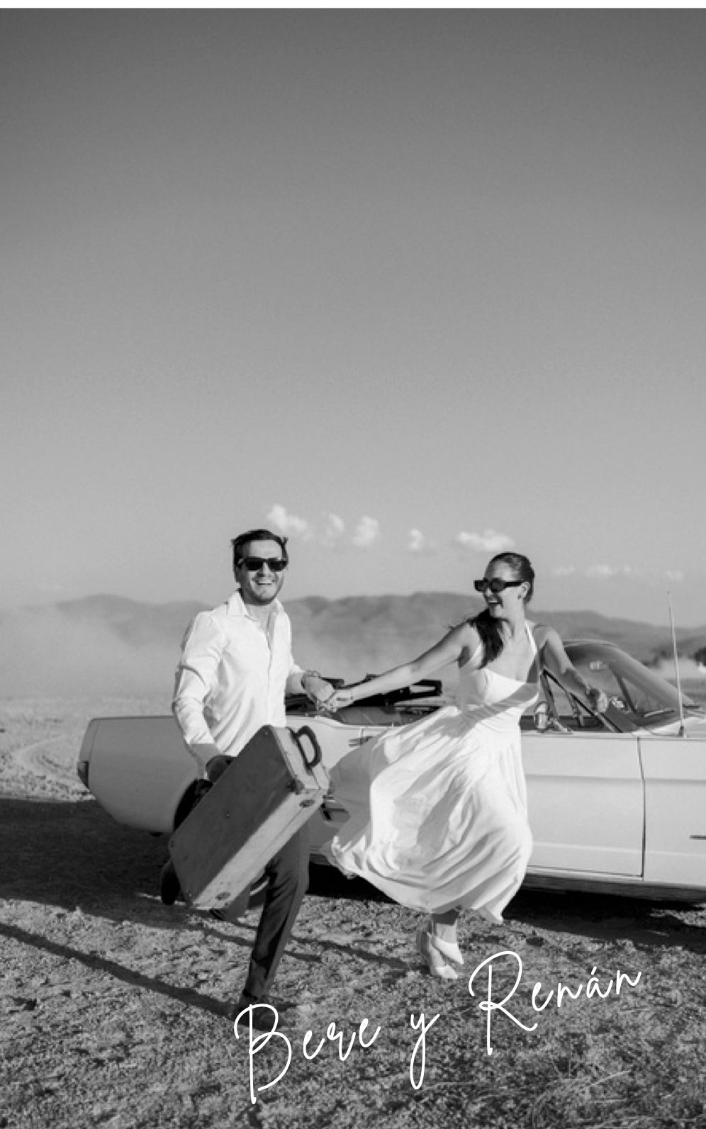 Bere y Renán corriendo tomados de la mano junto a un auto convertible clásico
